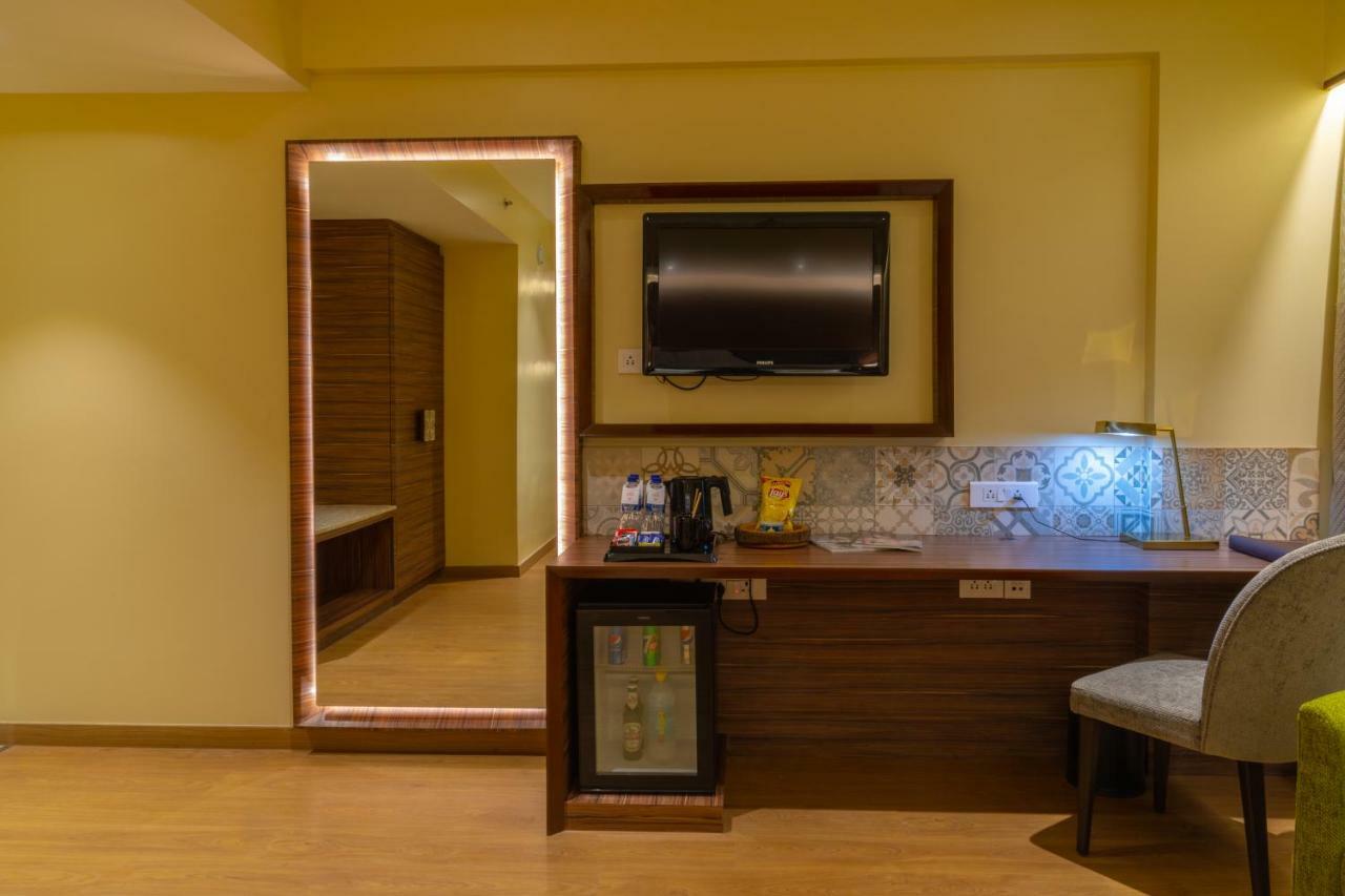 The Residence Hotel & Apartments Powai Mumbai Exterior photo